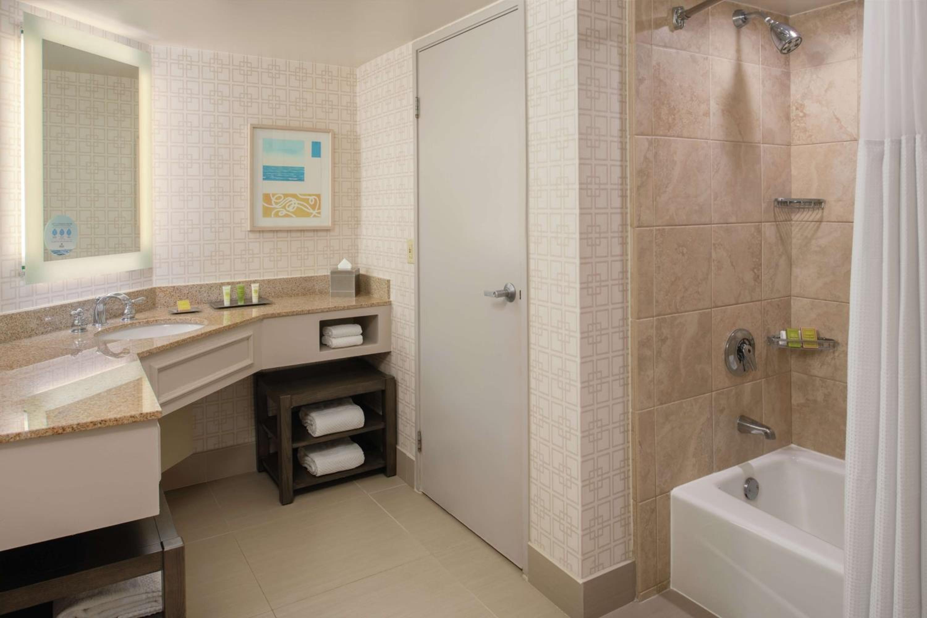 جناح بسرير كينج مع أريكة، Hilton San Diego Del Mar 2/2