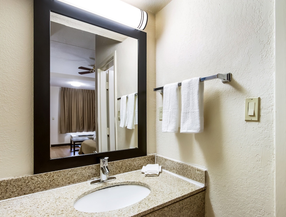 Red Roof Inn & Suites Statesboro - University 19/45