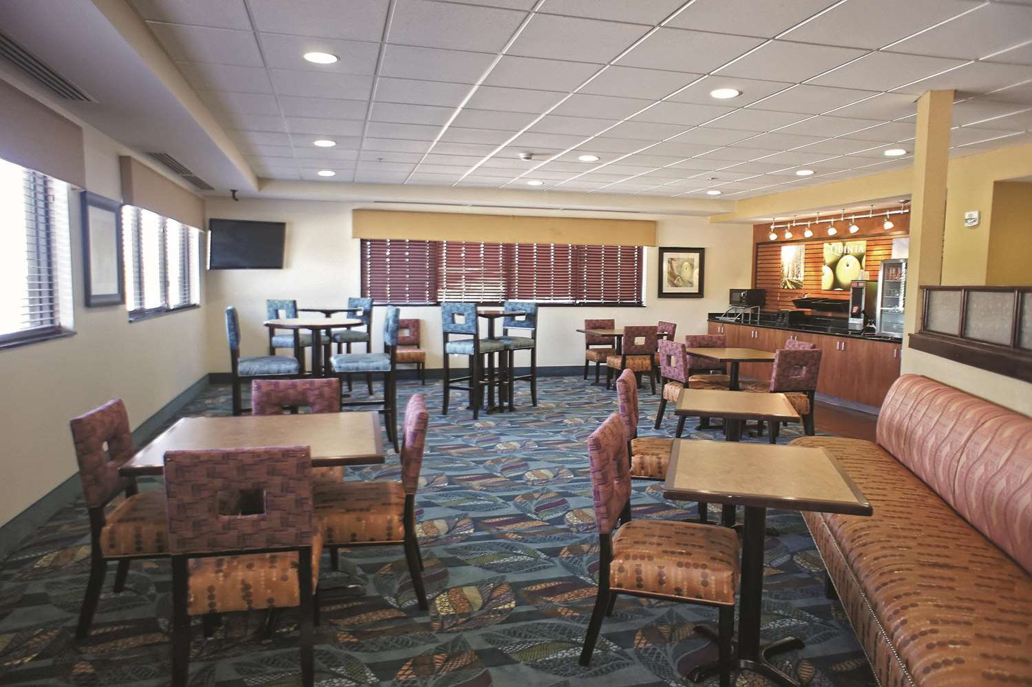 La Quinta Inn and Suites by Wyndham Edmond 24/29