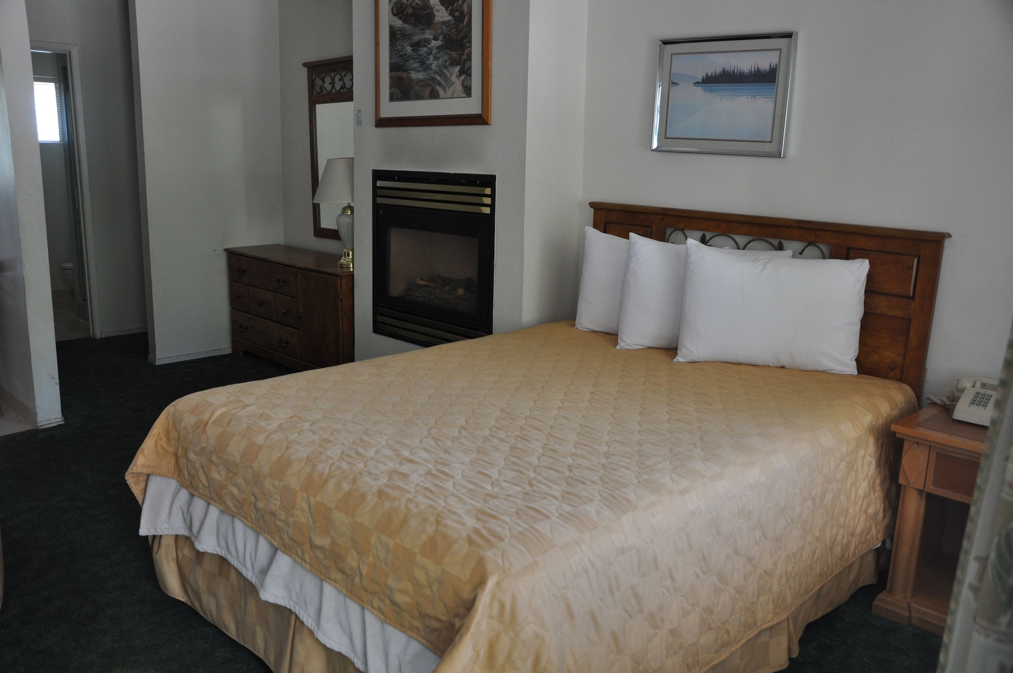 DELUXE, STUDIO, SUITE, QUEEN BED, SOFA, KITCHEN