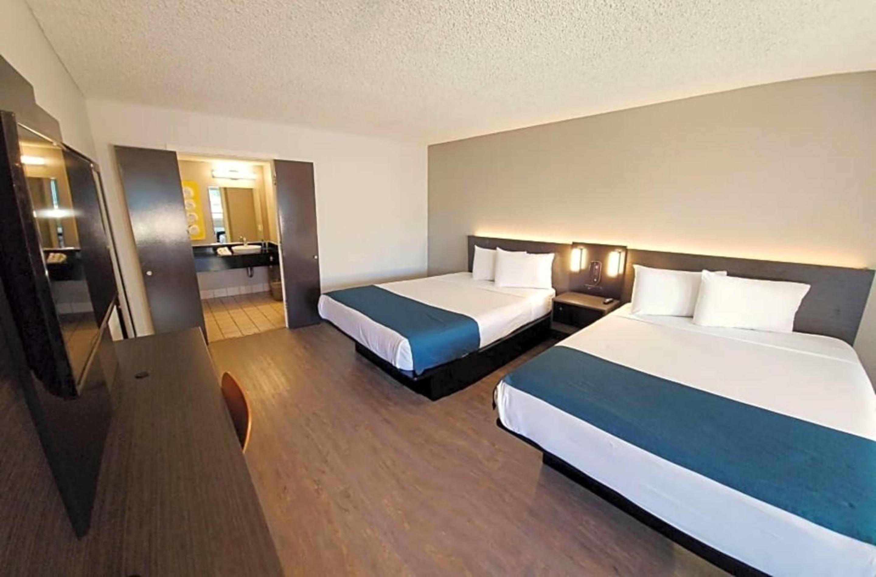 2 Queen Beds - Mini Fridge