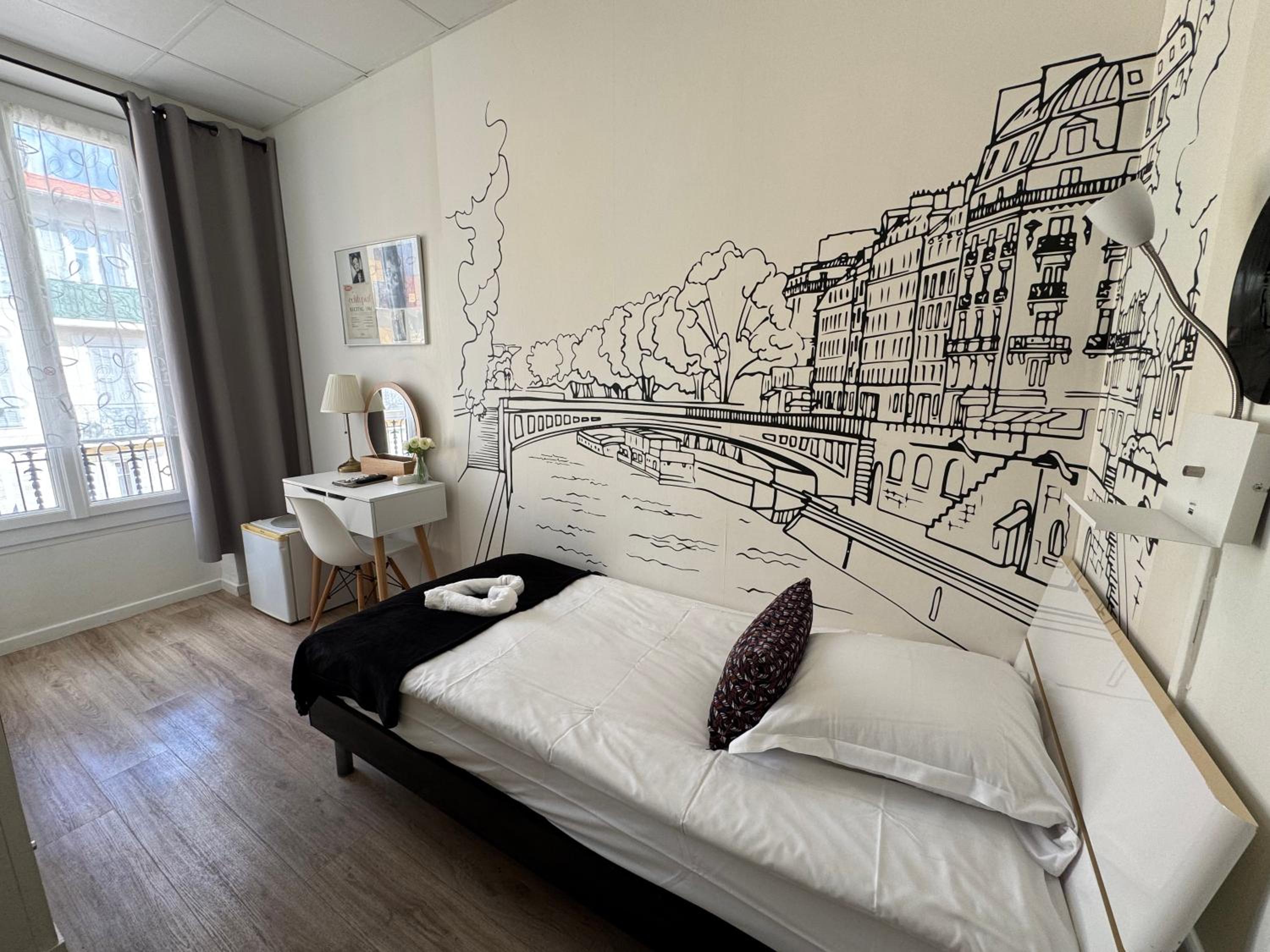 ROOM, SINGLE