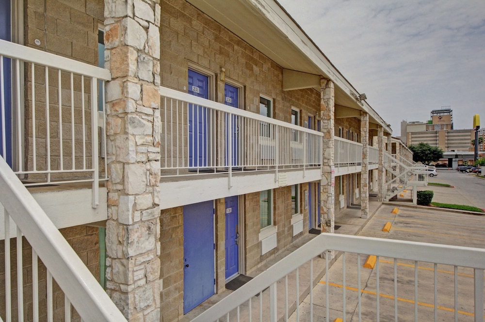 Motel6 San Antonio, TX - Downtown - Market Square photo4