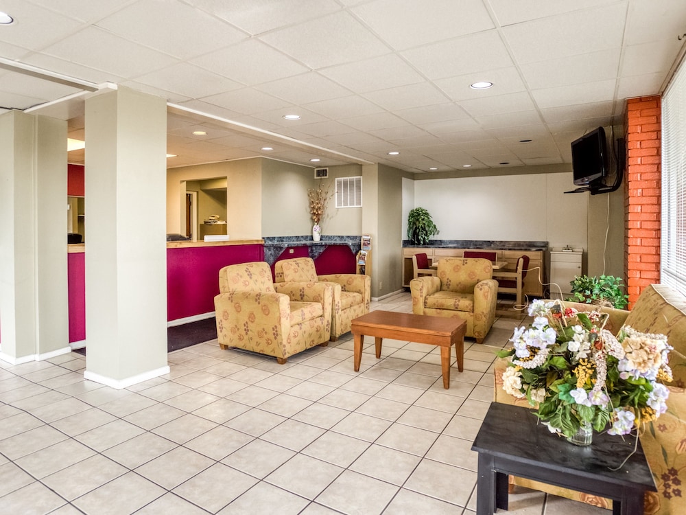 Oyo Hotel San Antonio Lackland AFB/Seaworld Hwy 90 W 8/52