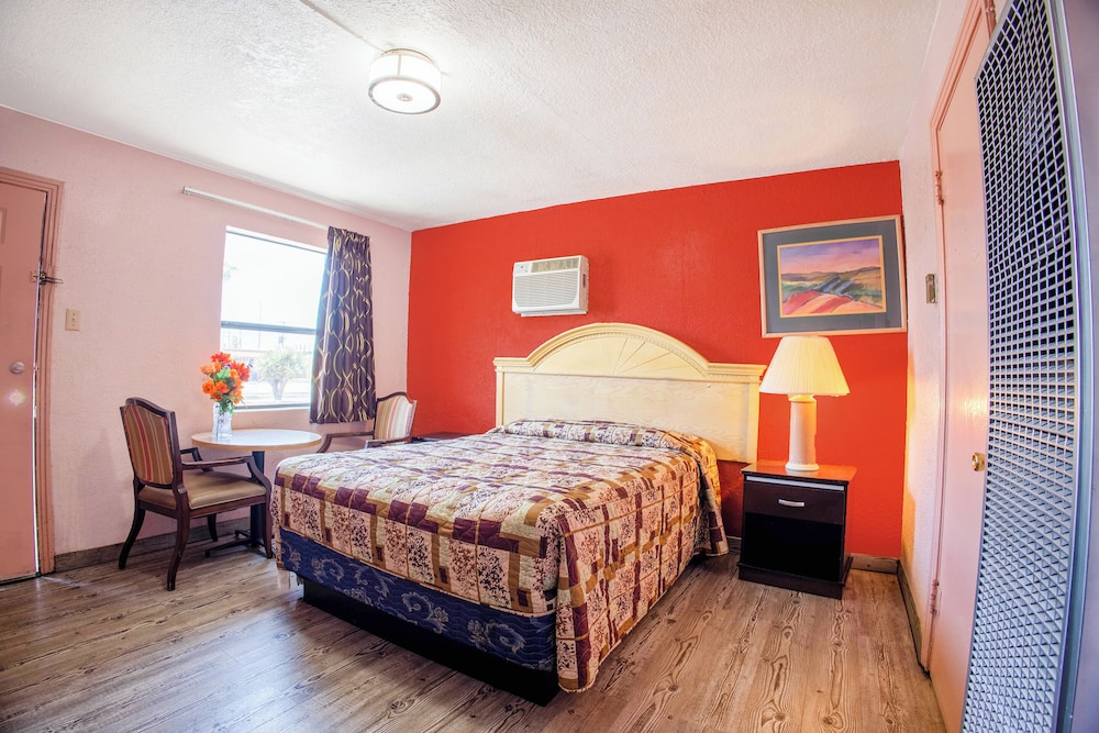 ROOM, QUEEN BED