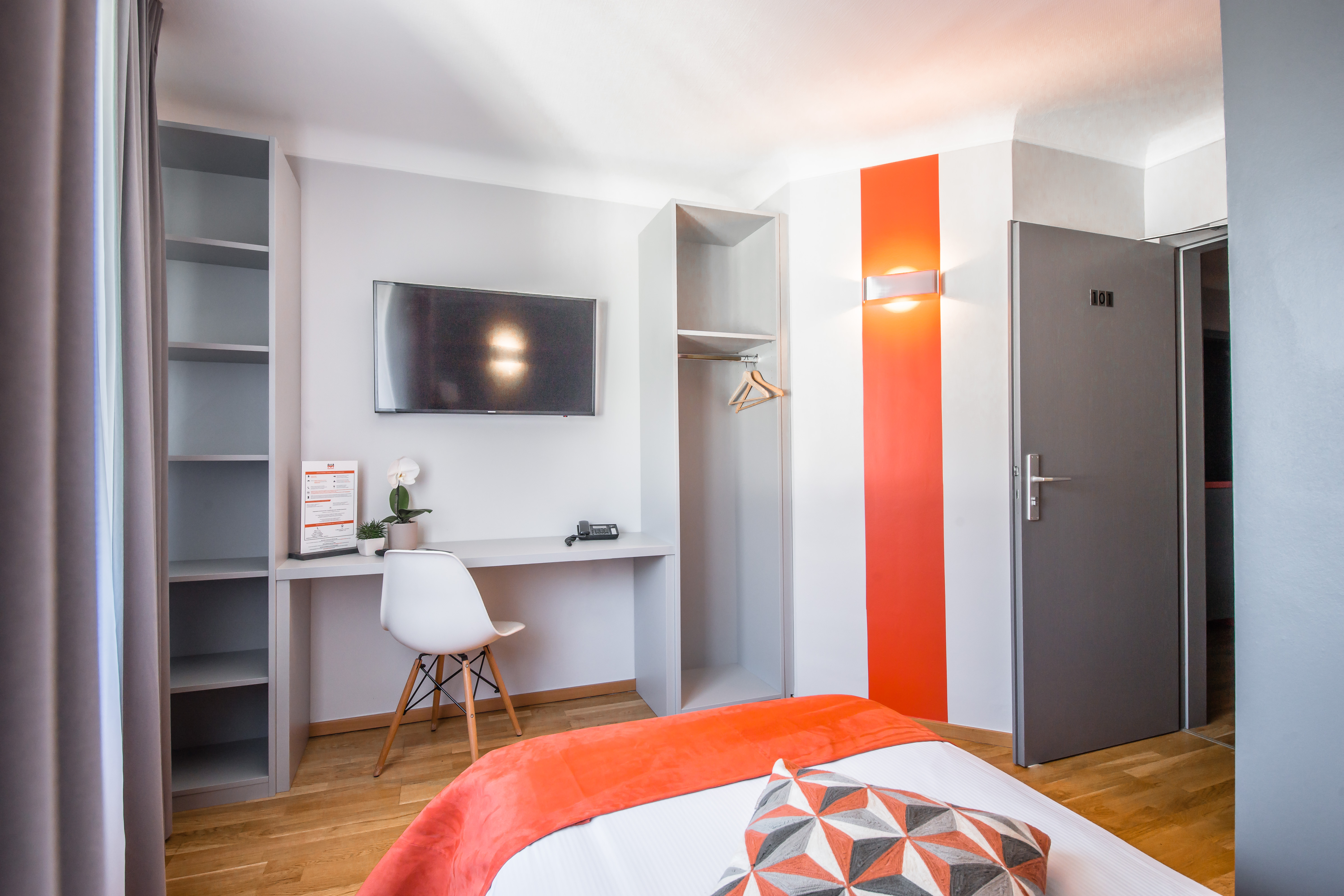 ROOM, SINGLE