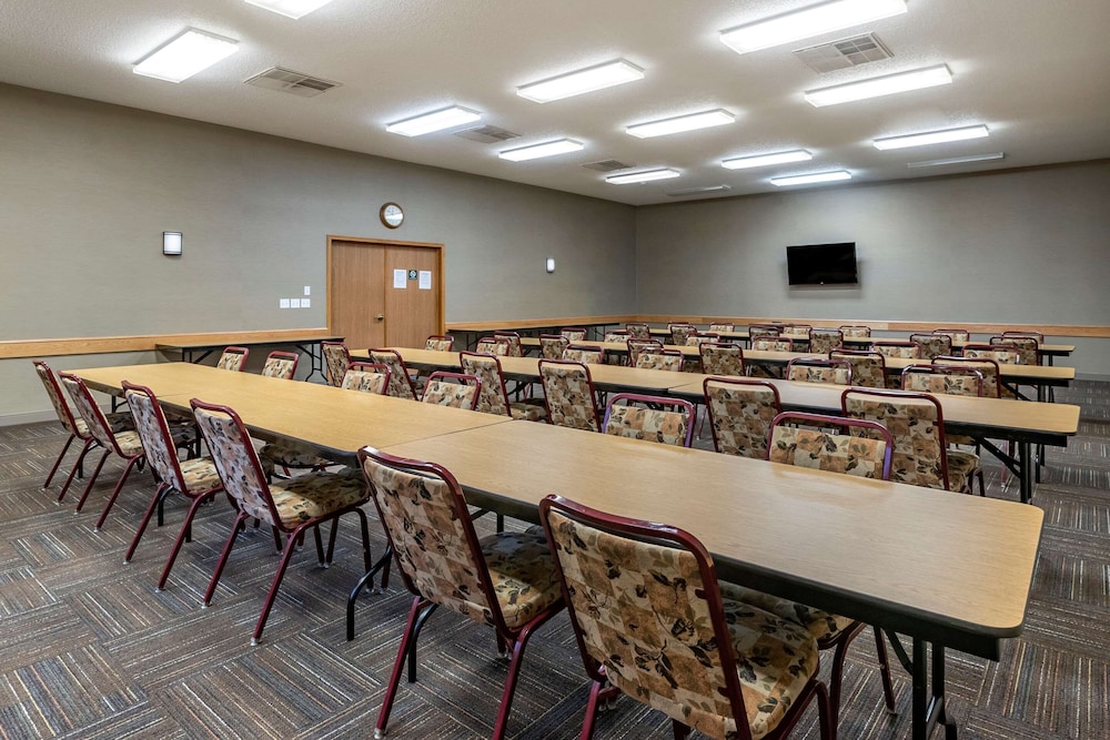 Comfort Inn Dyersville Near Field of Dreams 18/22