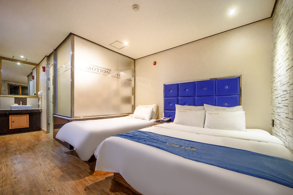 DELUXE, TWIN BEDS