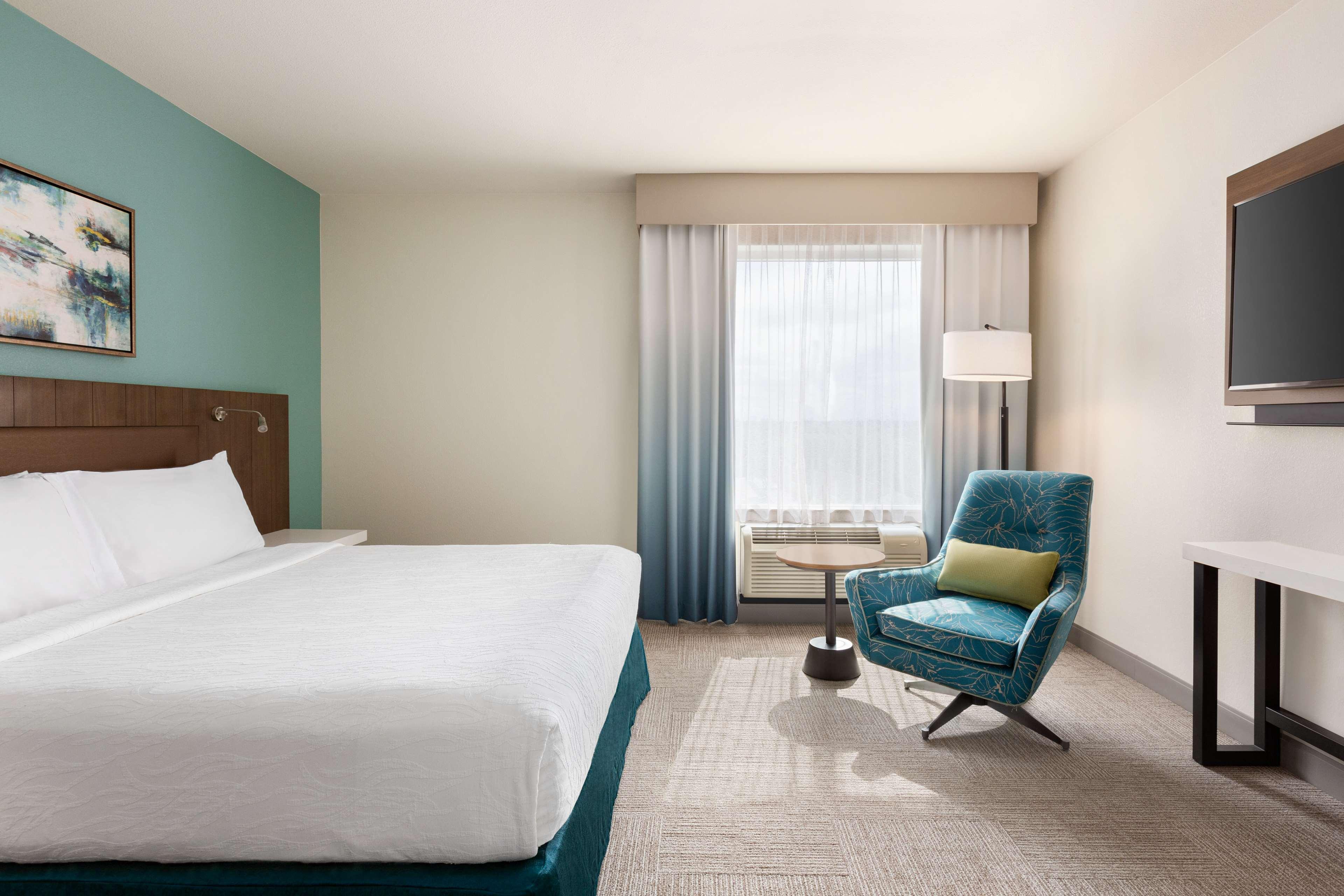 DELUXE, SUITE, KING BED, ACCESSIBLE