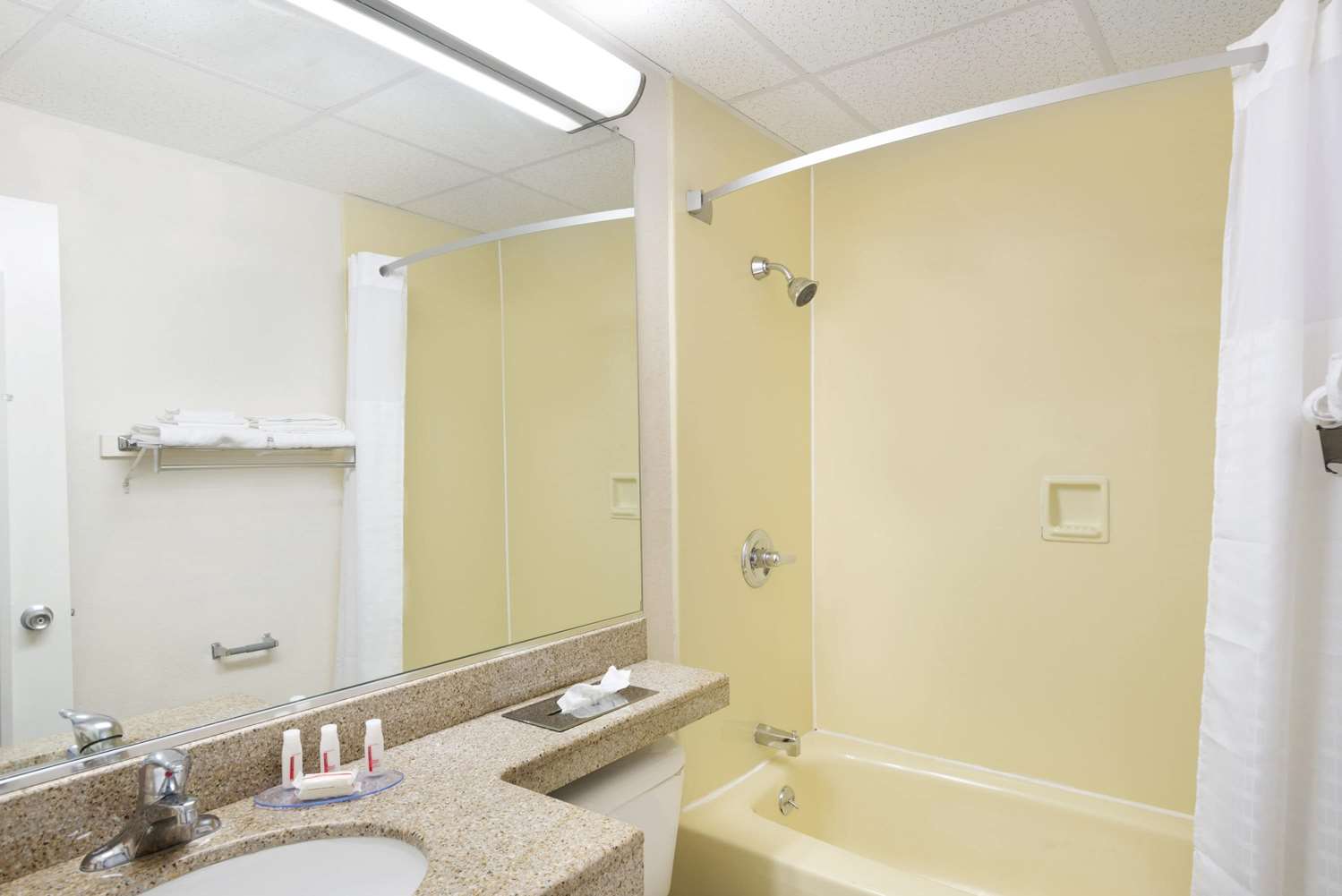 Howard Johnson by Wyndham Newburgh/West Point 6/8