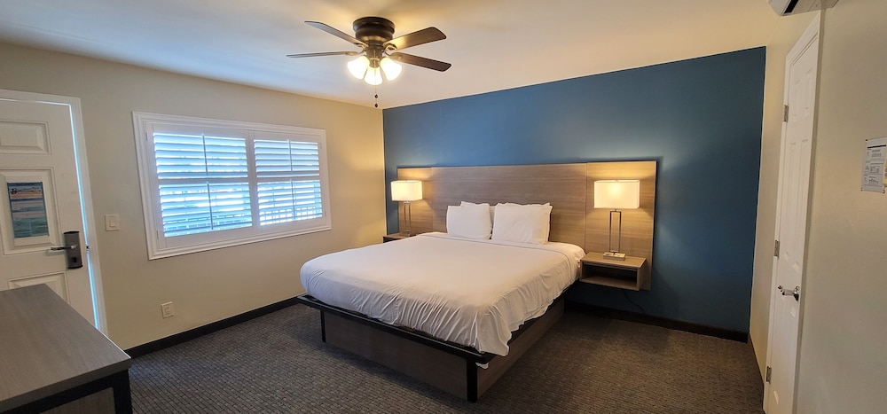 Beachwalker Inn and Suites 21/50