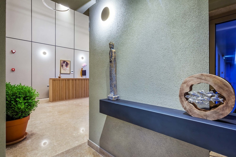 Pefki Deluxe Residences 9/50