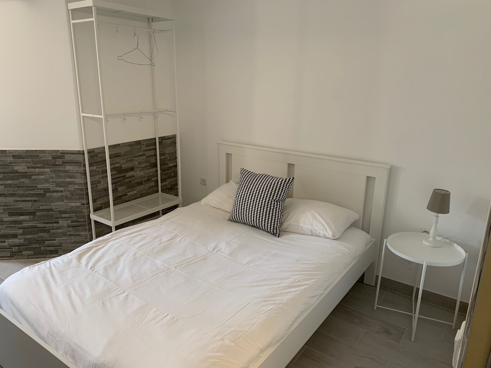 ROOM, TRIPLE, 1 DOUBLE AND 1 SINGLE BED