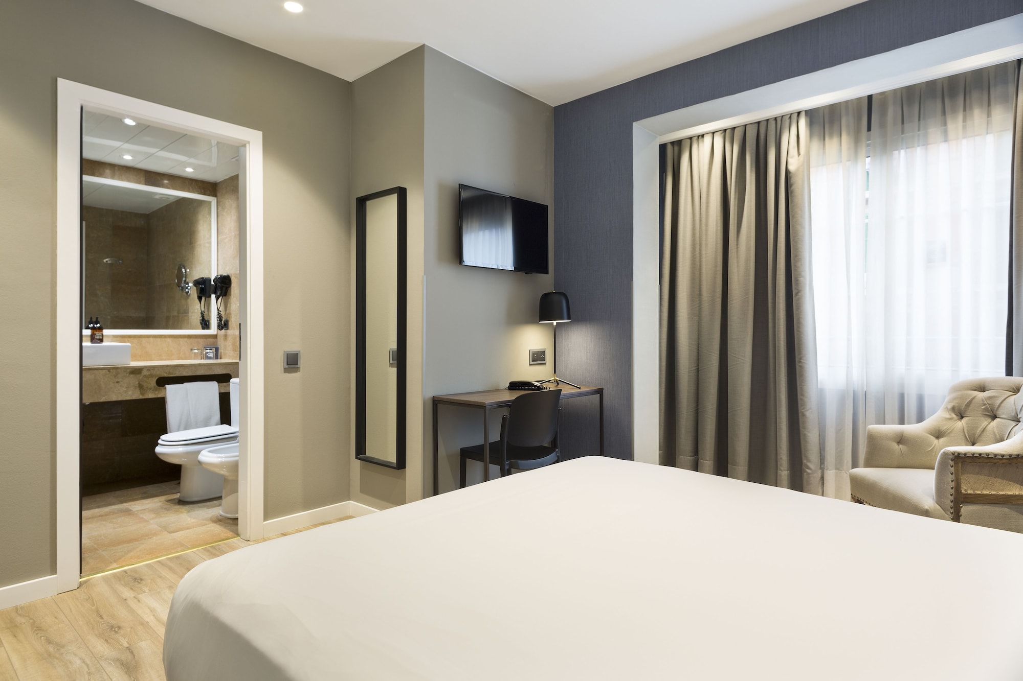 ROOM, DOUBLE BED