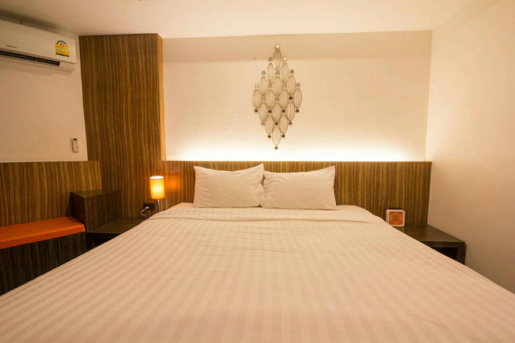 DELUXE, QUEEN BED