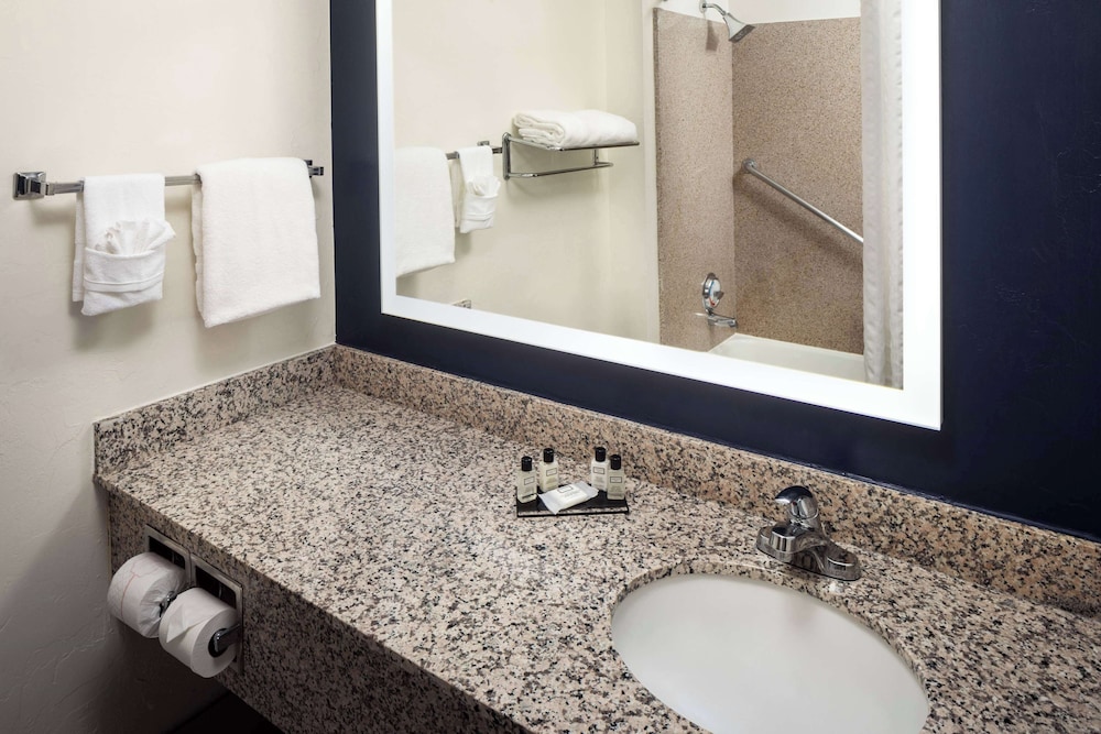 Wyndham Tucson Airport & Conference Center 66/66