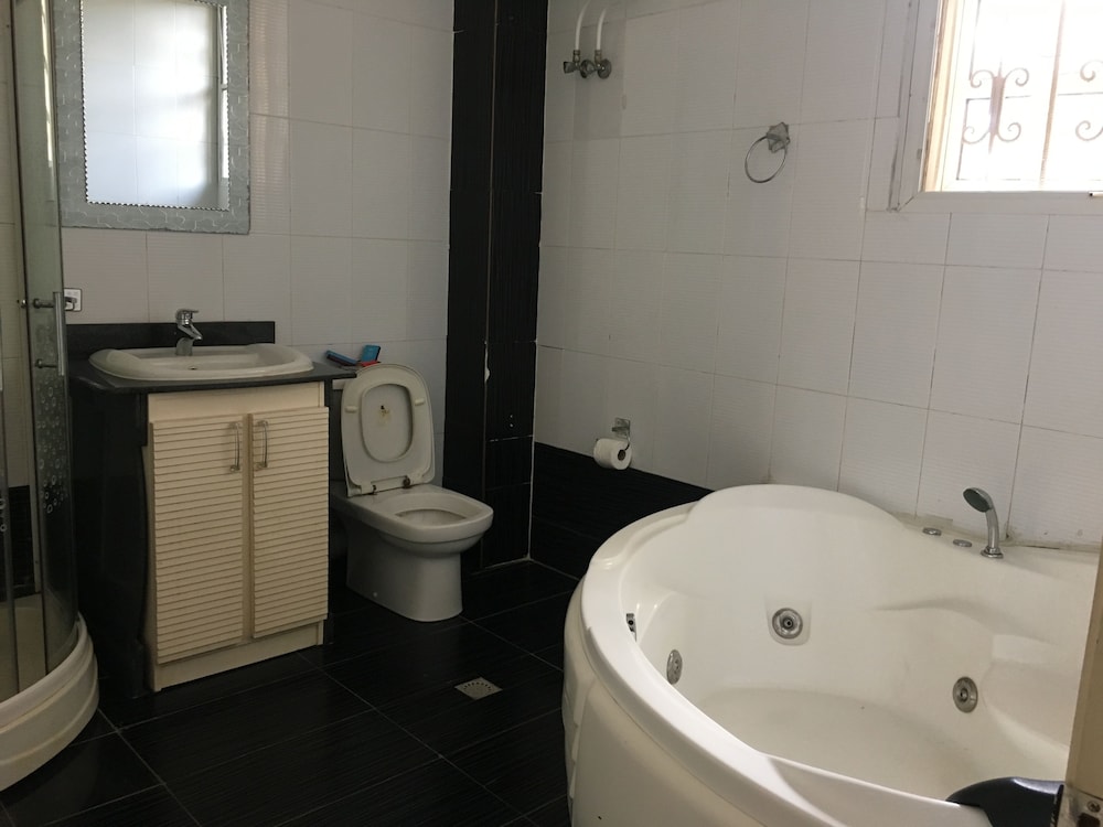 Bates Place Apartments 16/17