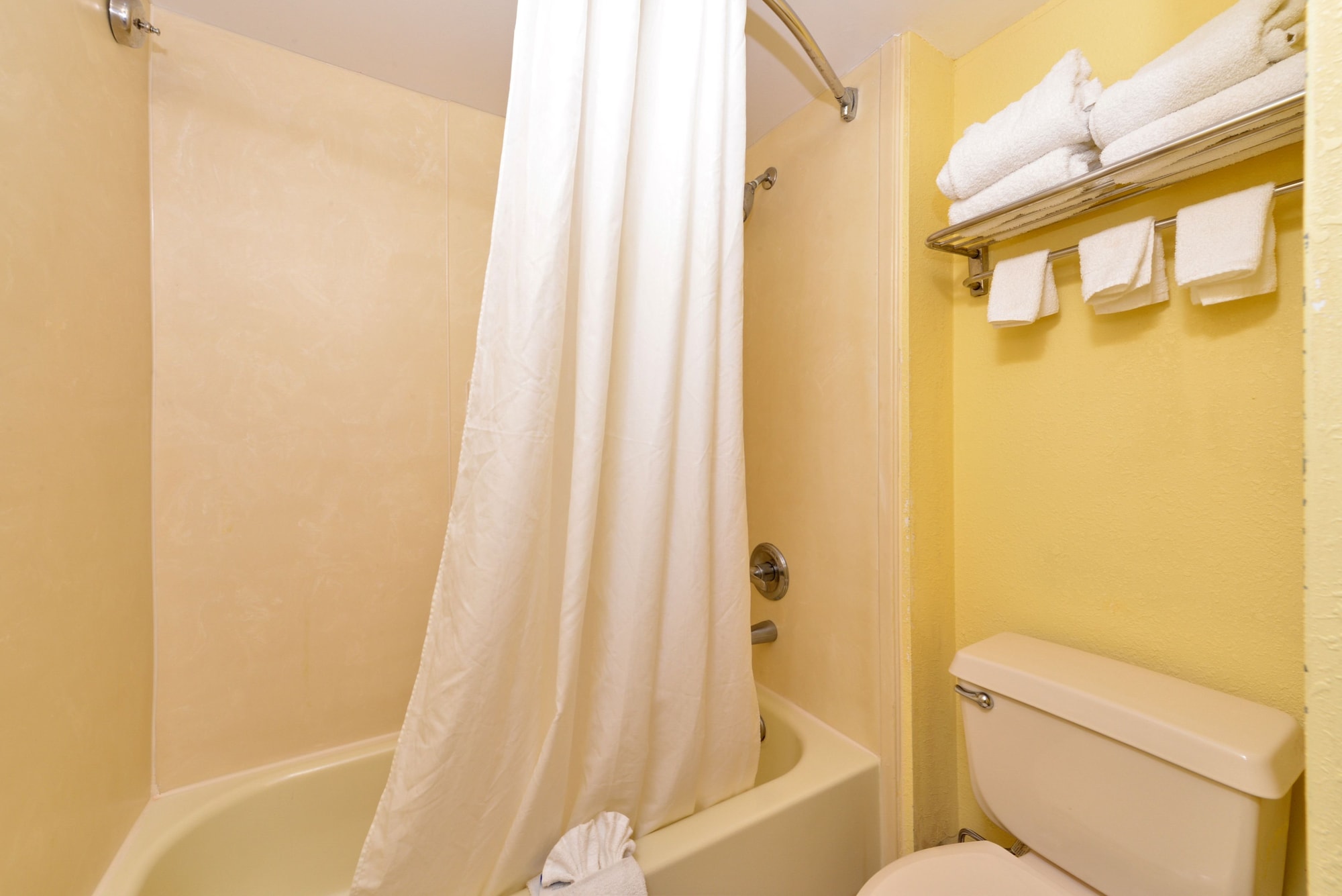 غرفة قياسية بسرير كينج، Best Western Louisville East Inn & Suites 10/10