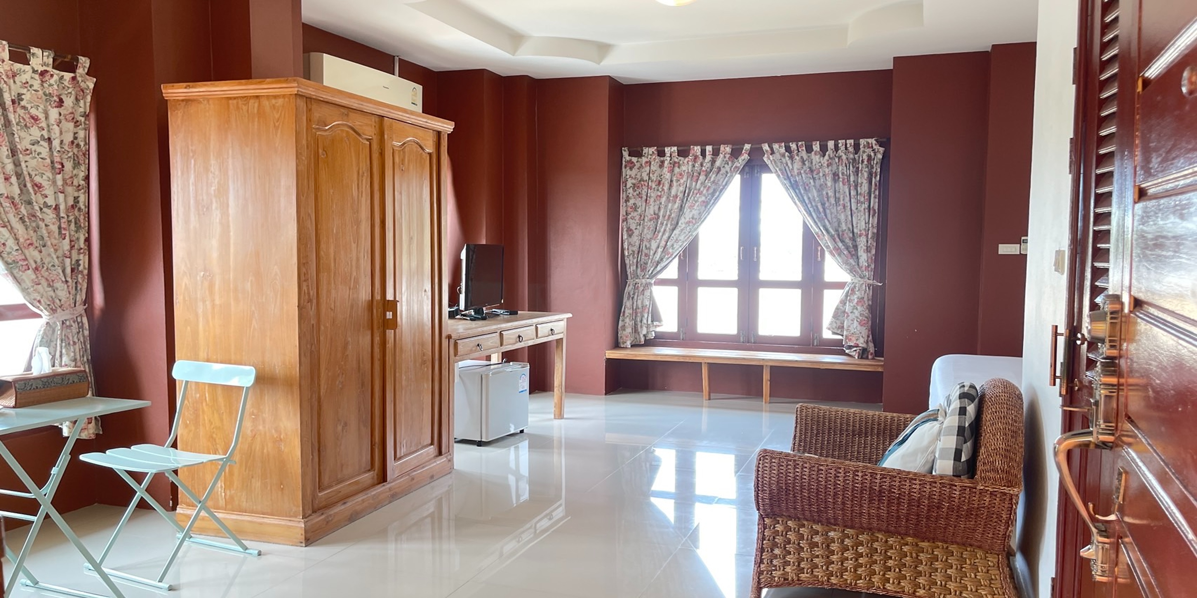 جناح، Yellow Tique Hotel 9/10
