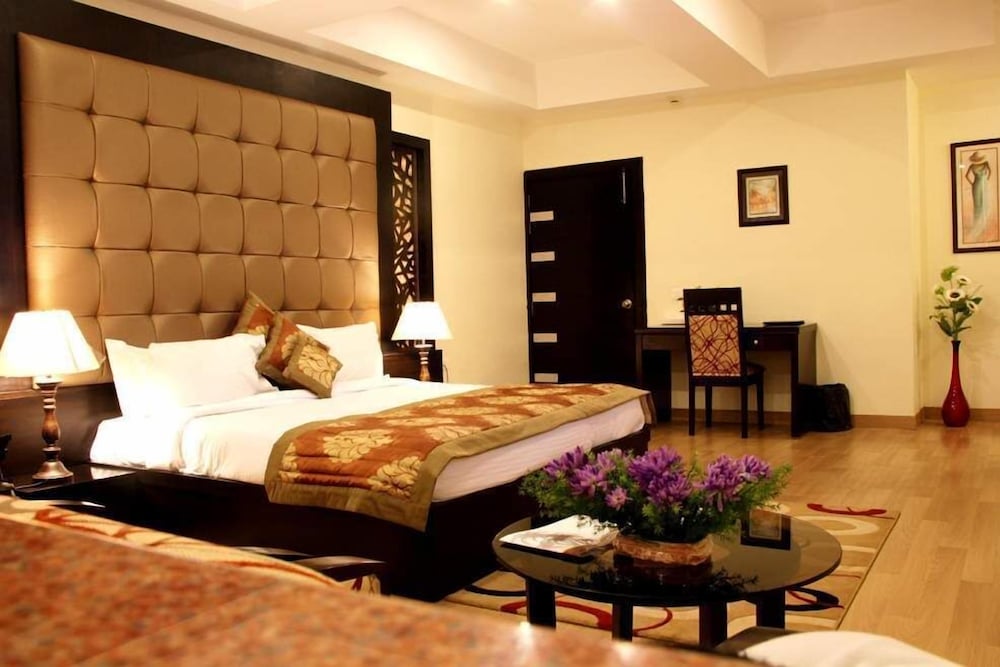 HOTEL SOFTEL PLAZA 25/50