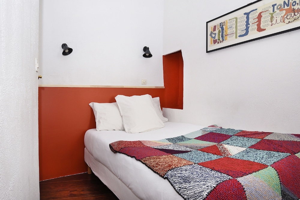 Zazie Hotel 5/72