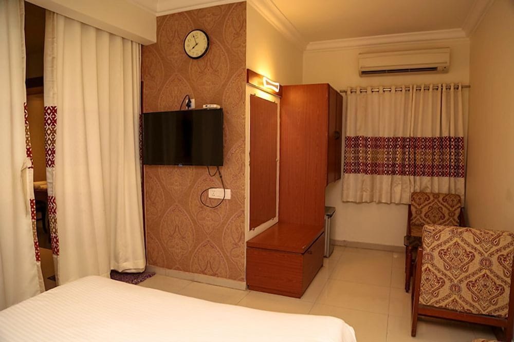 Oyo 2351 Hotel Golden Plaza 20/24