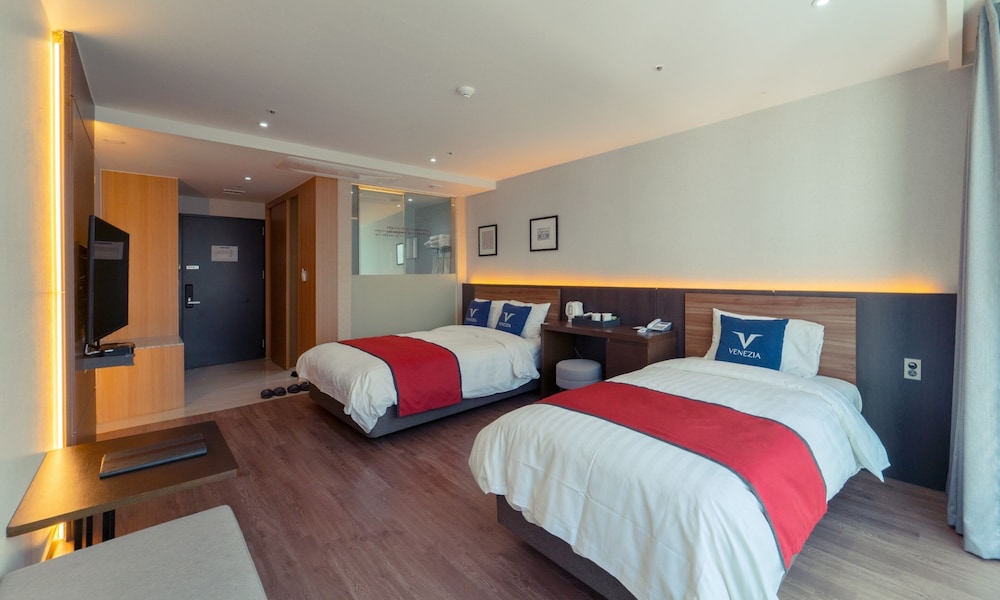 SUPERIOR, FAMILY, TWIN BEDS, PARTIAL OCEAN VIEW