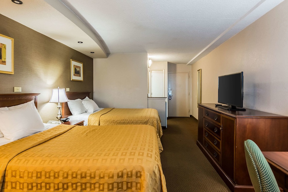 The Plaza Inn & Suites 8/28