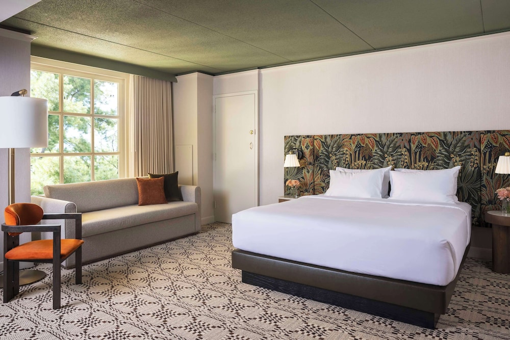 Room, King Bed, Atrium View, Sofa