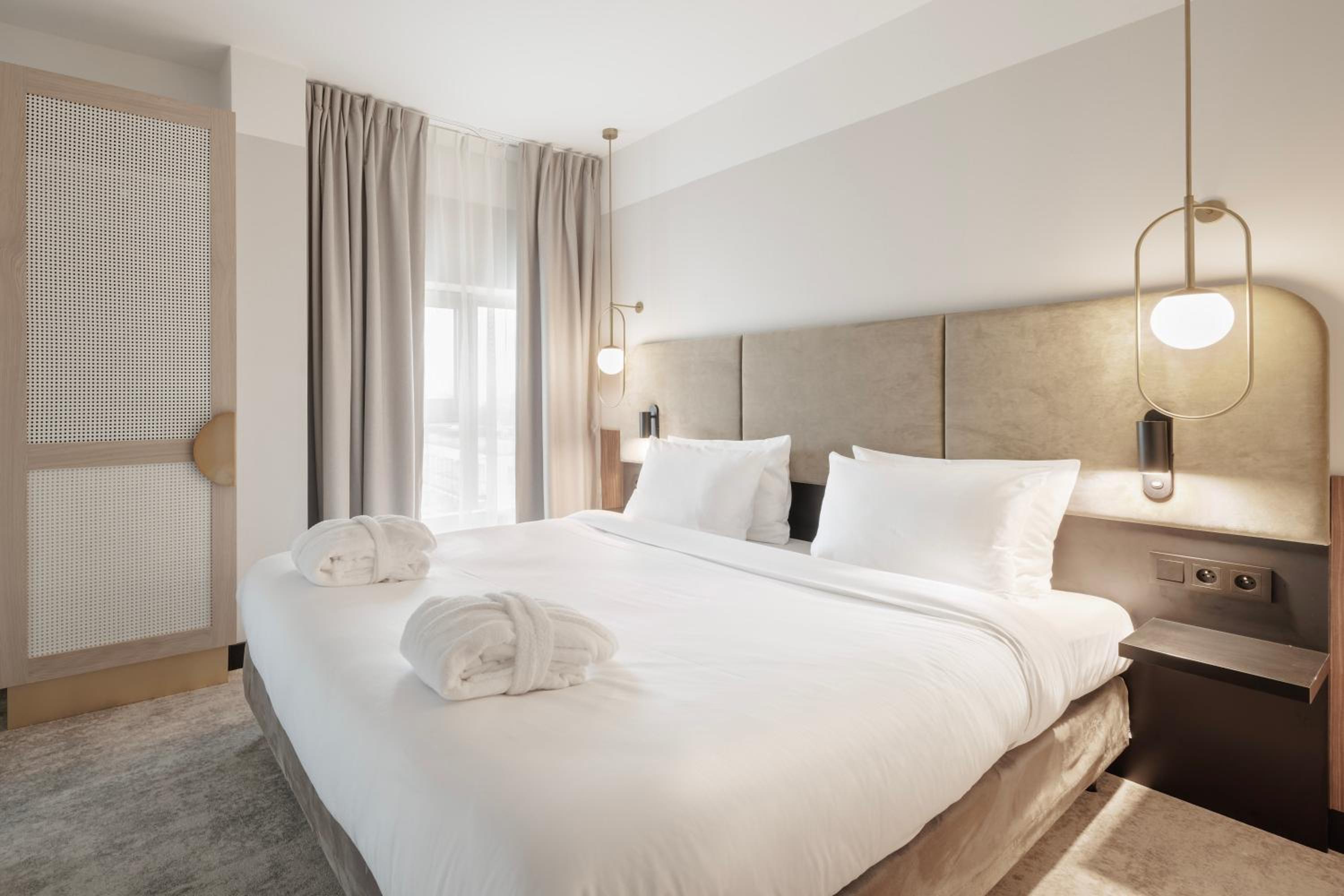 Mezzanine, 2 Bedrooms, Grand, Suite, Queen Bed, Balcony