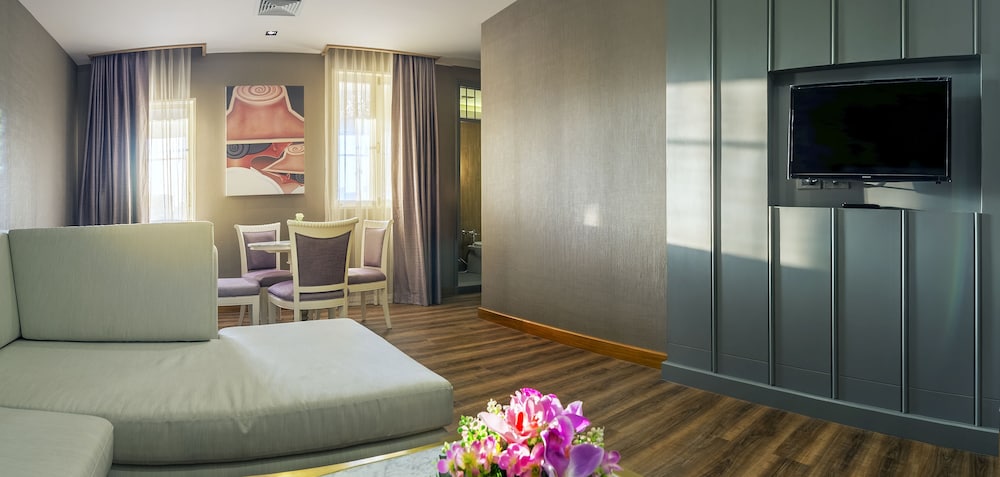 Royal Rattanakosin Hotel 43/63