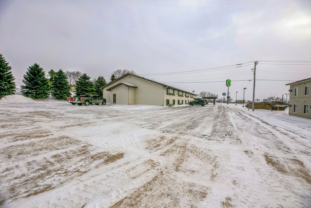 Hotel 8 Fergus Falls 34/49