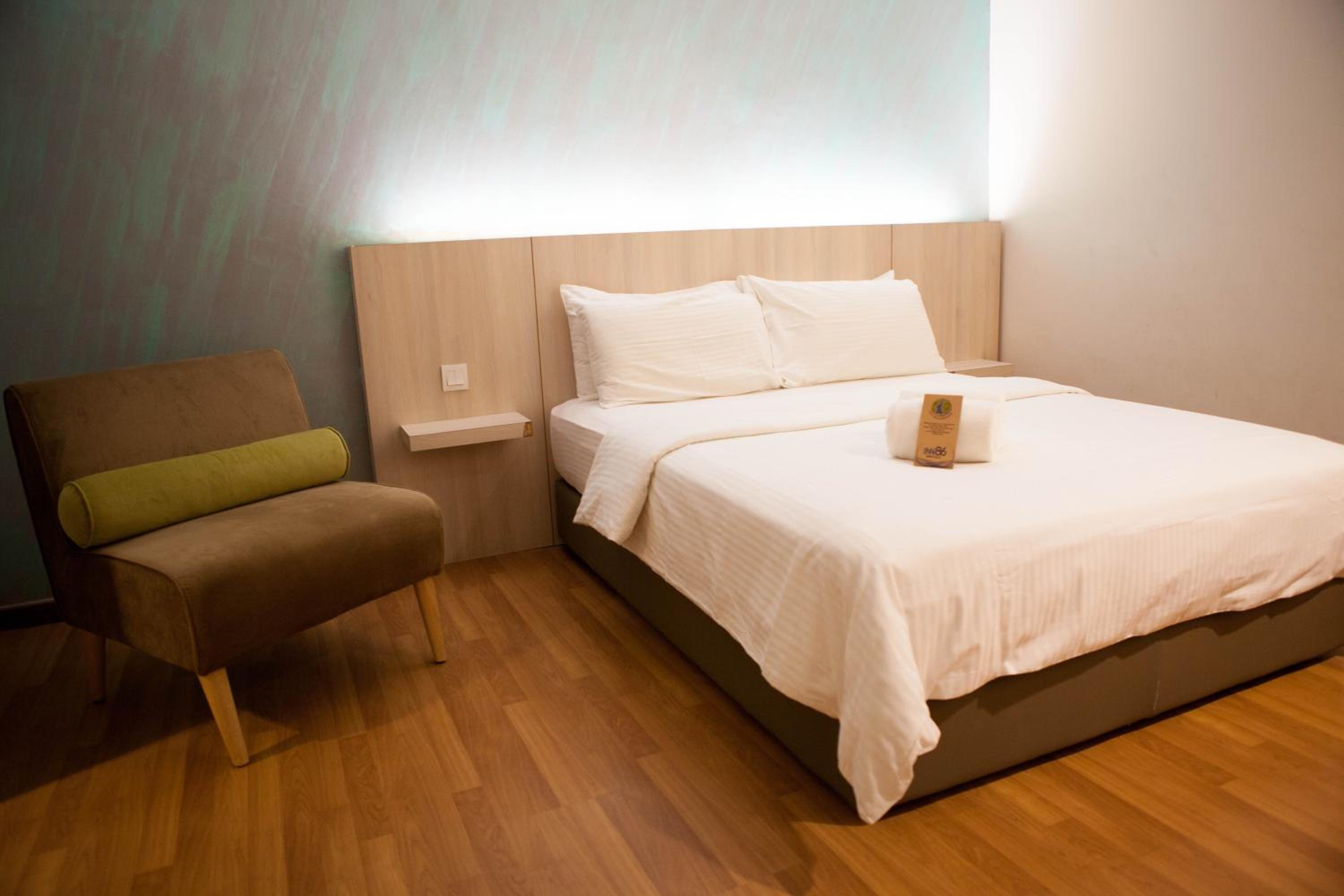 Room, Queen Bed, No Window