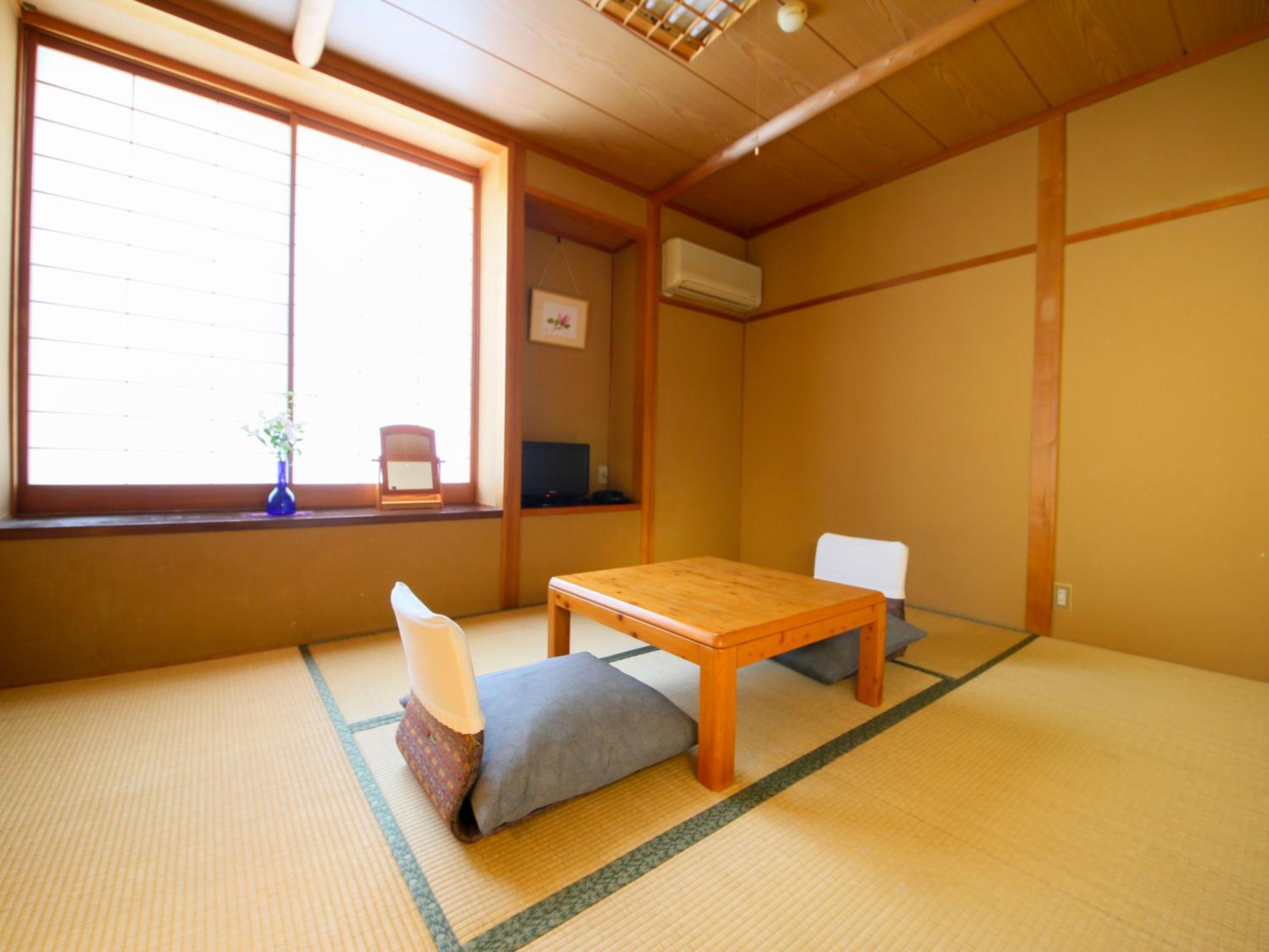 JAPANESE, SHARED BATHROOM