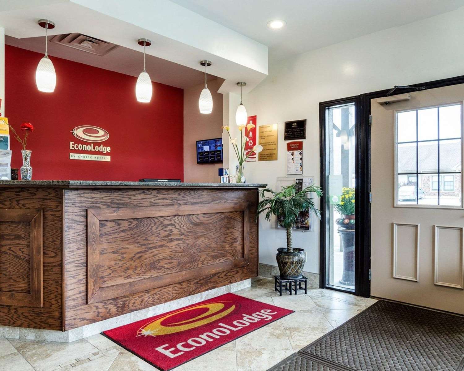 Econo Lodge University 5/16