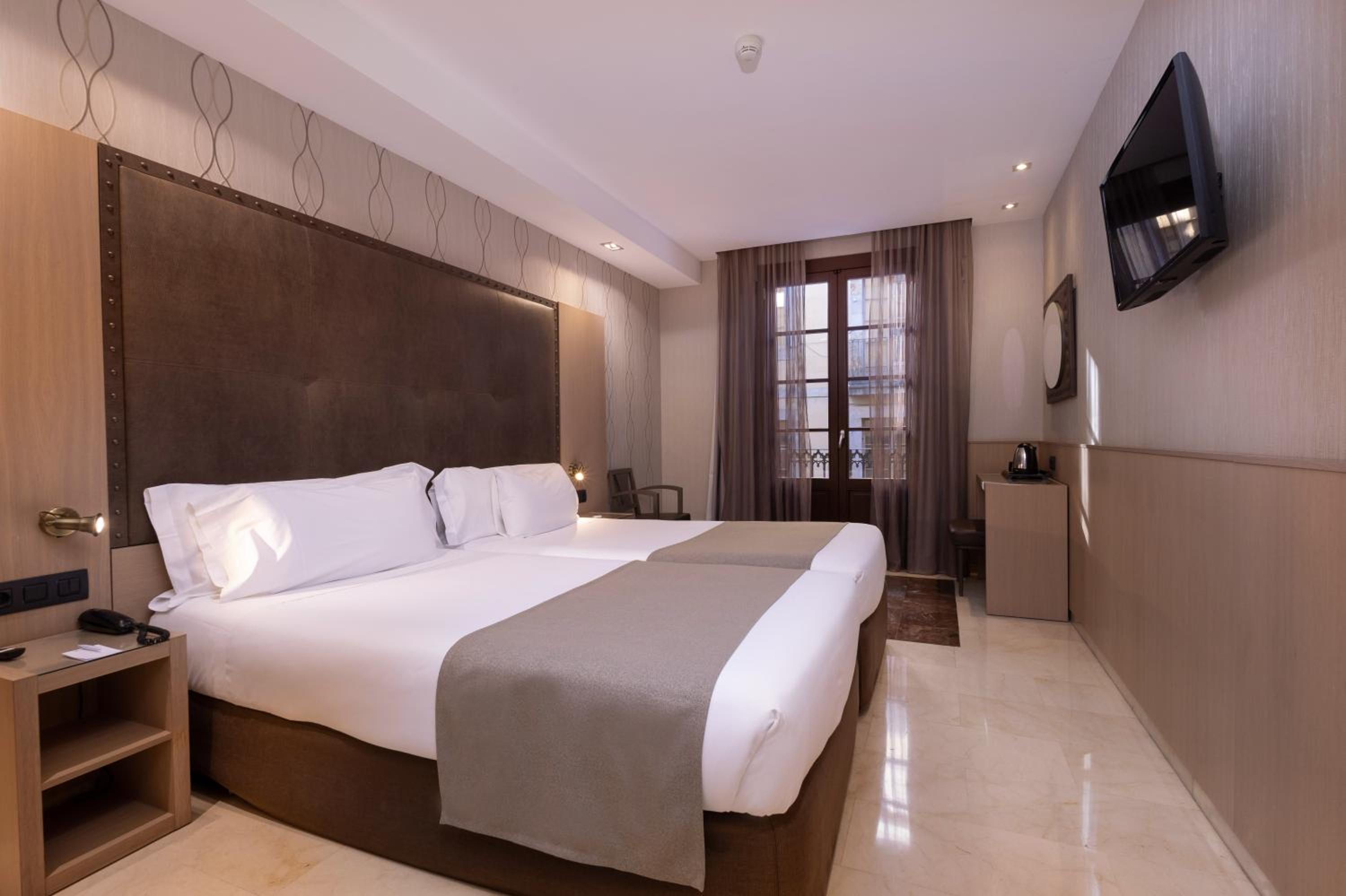 غرفة بريميوم رباعية، Gran Hotel Barcino 2/9