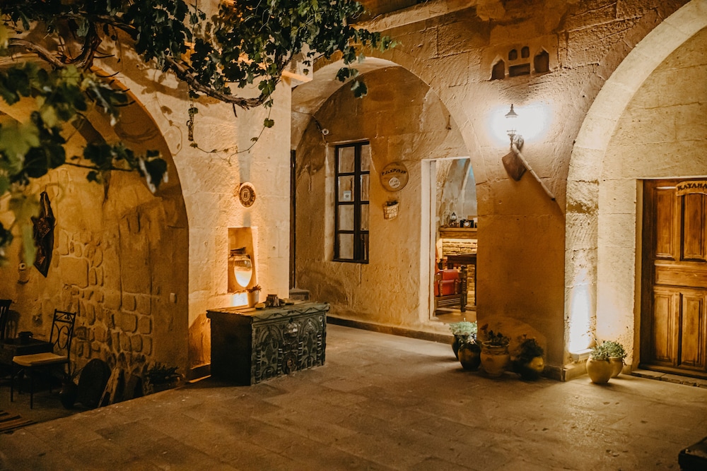 Helios Cave Hotel 7/50