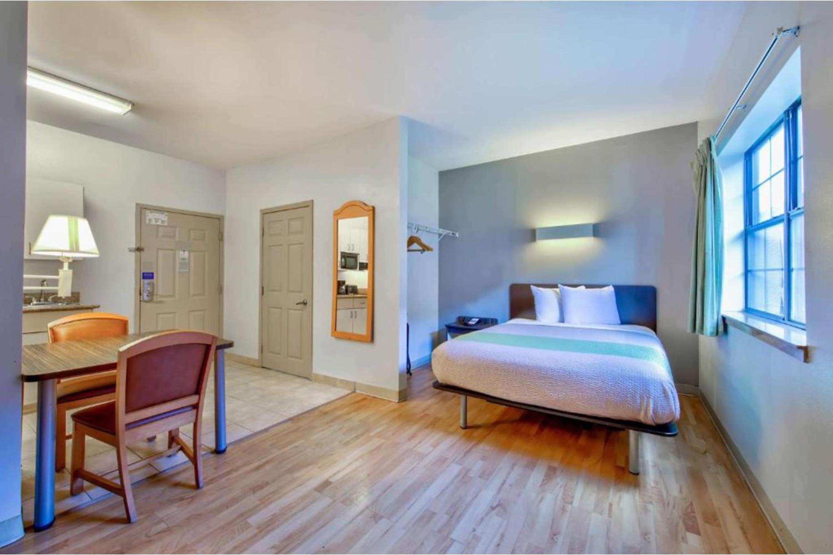 ROOM, QUEEN BED, KITCHENETTE, ACCESSIBLE