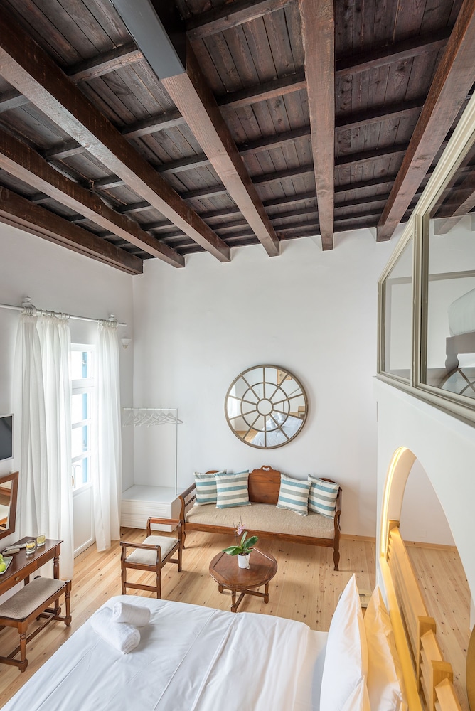 Amphora Hotel 10/50