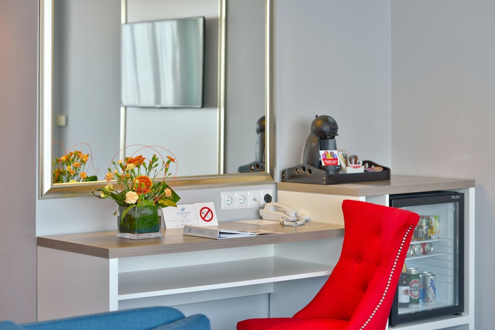 International Hotel Casino Tower Suites 9/50