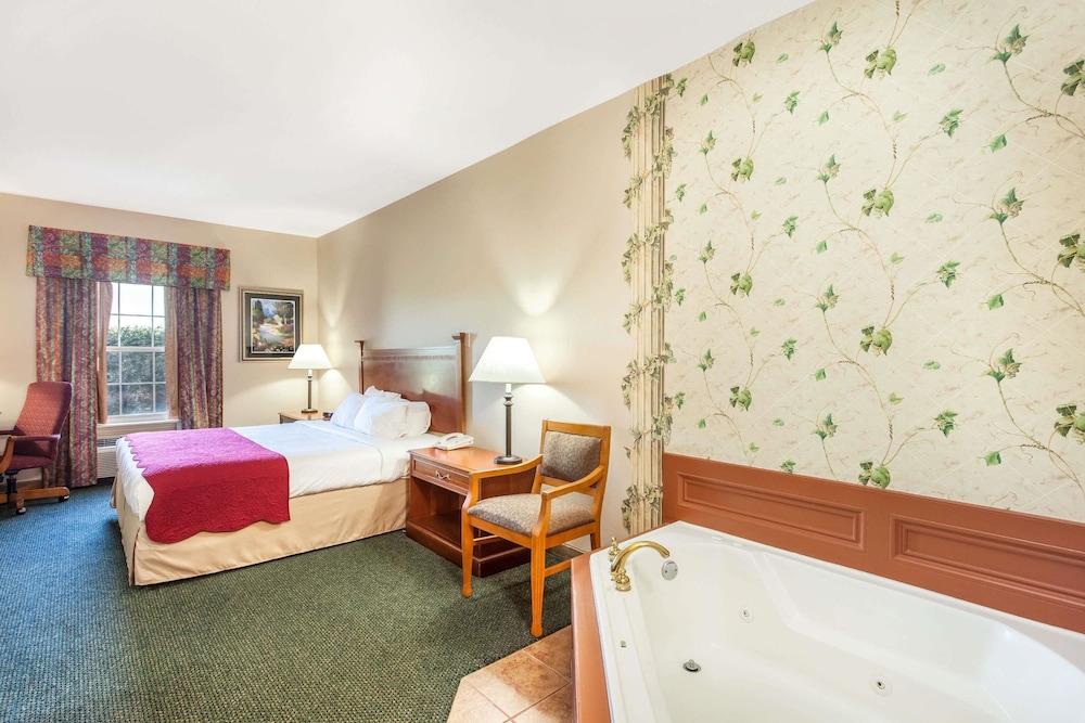 Ramada by Wyndham Sparta/At Speedway 23/33