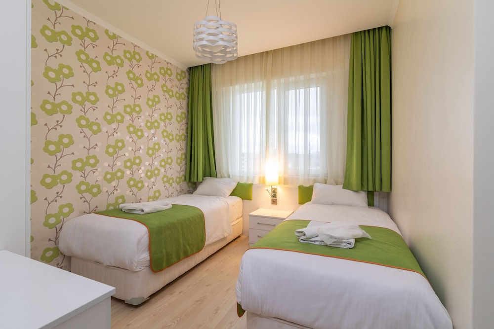 2 Bedrooms, Grand, Suite, Queen and Twin Beds, Hill View, Sofa