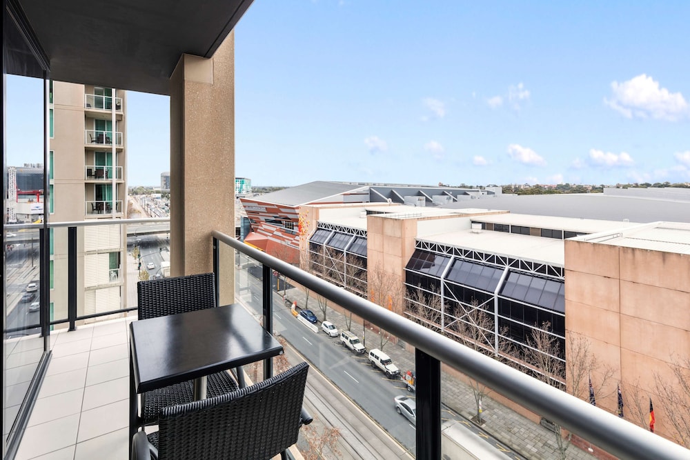 Oaks Adelaide Horizons Suites 5/70