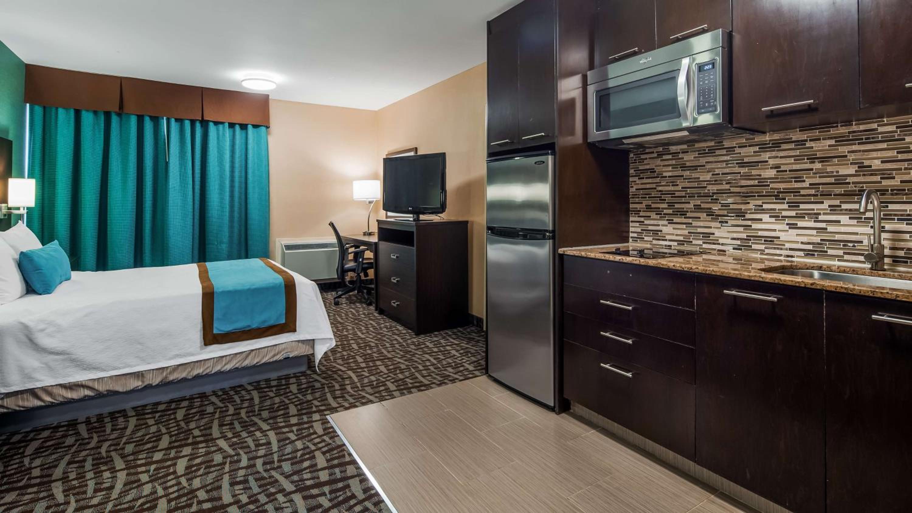 غرفة بسرير كوين بمطبخ صغير، Best Western Plus Barrie 4/6
