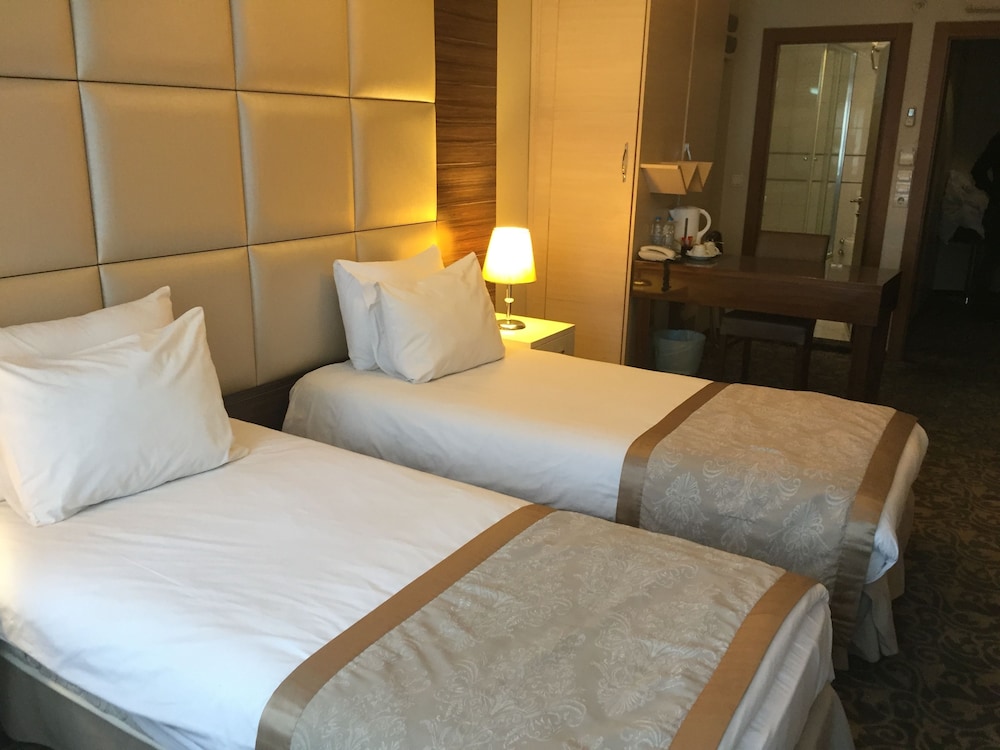 DELUXE, DOUBLE OR TWIN BED
