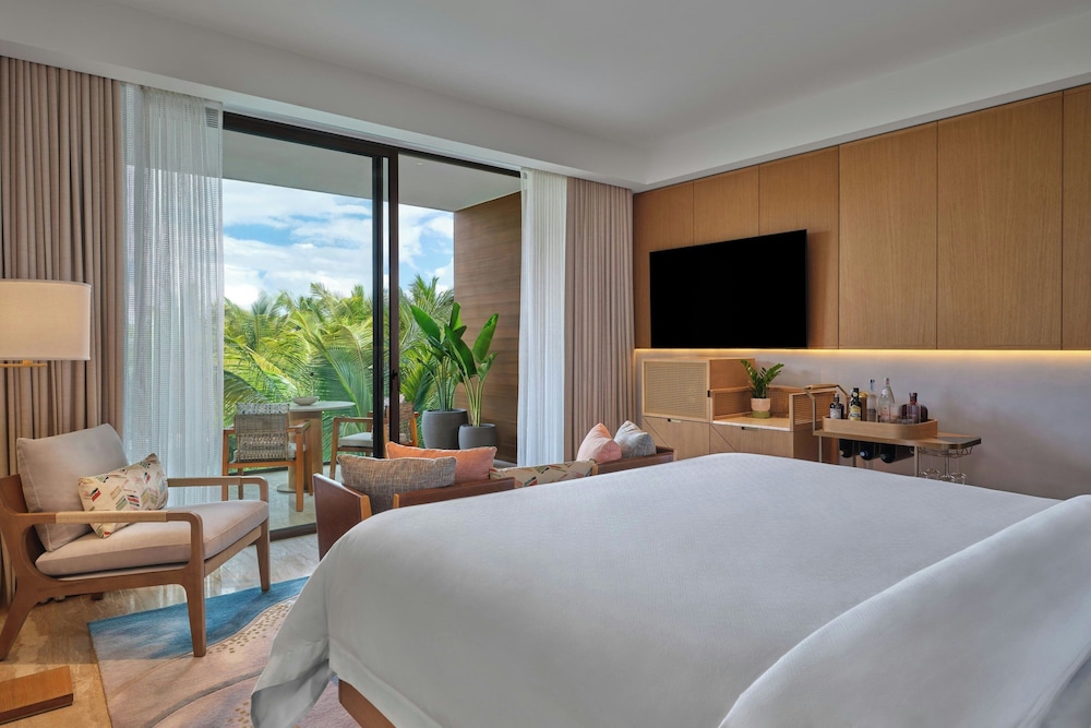 Deluxe, King Bed, Partial Ocean View, Balcony