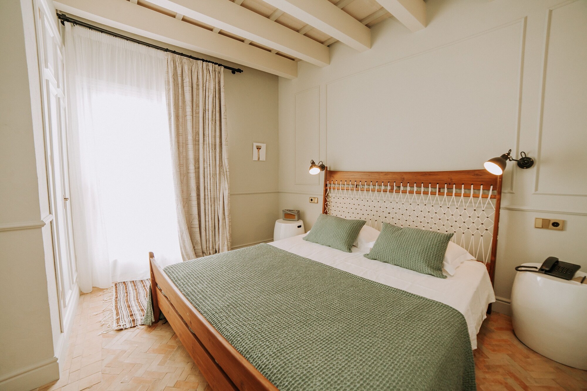 ROOM, DOUBLE BED