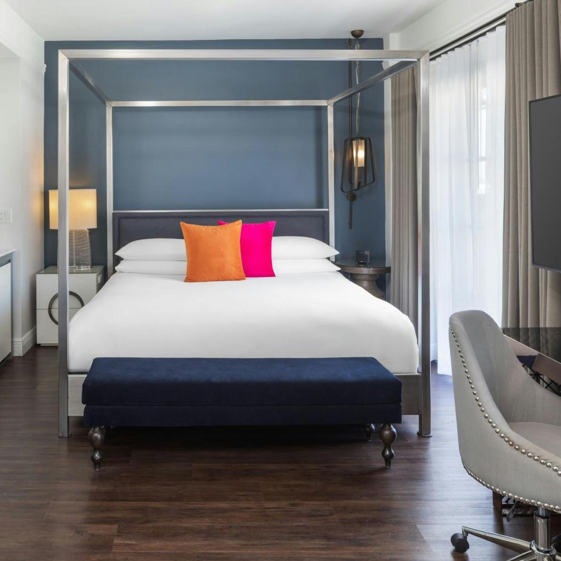 Oasis, Guest Room, Deluxe, King Bed, Sofa, Pool Access