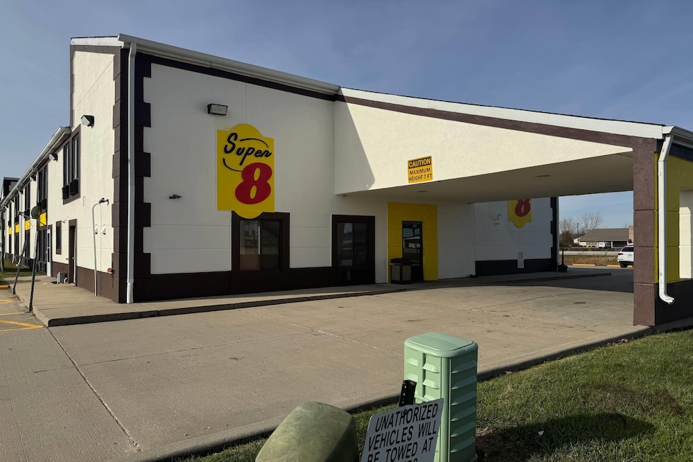 Super 8 by Wyndham Lincoln IL 39/44