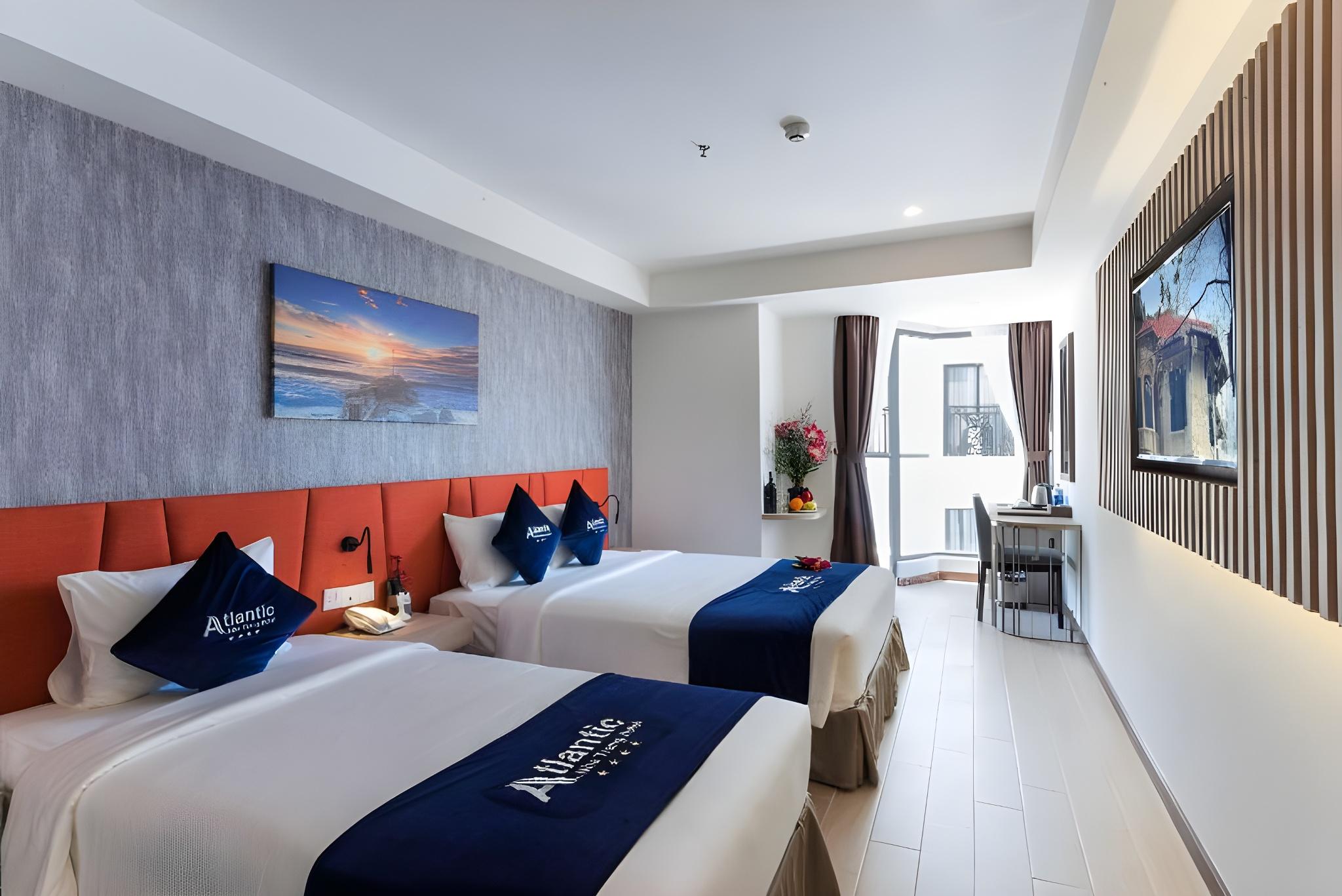 Senior, Deluxe, Triple, 1 Queen and 1 Single Bed, City View